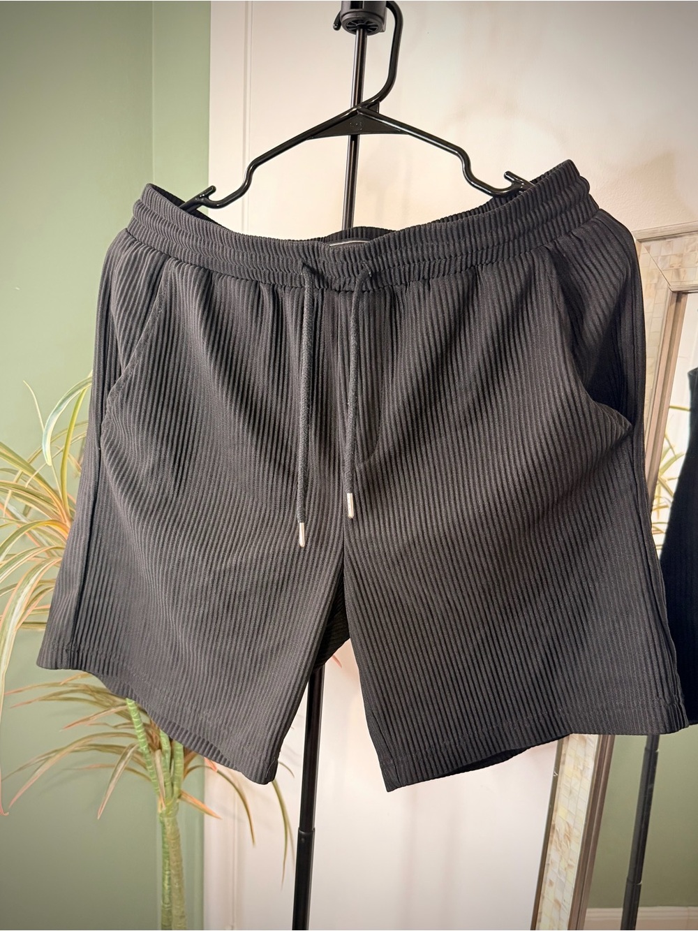 Forever 21 Men's Black Ribbed Drawstring Athletic Shorts